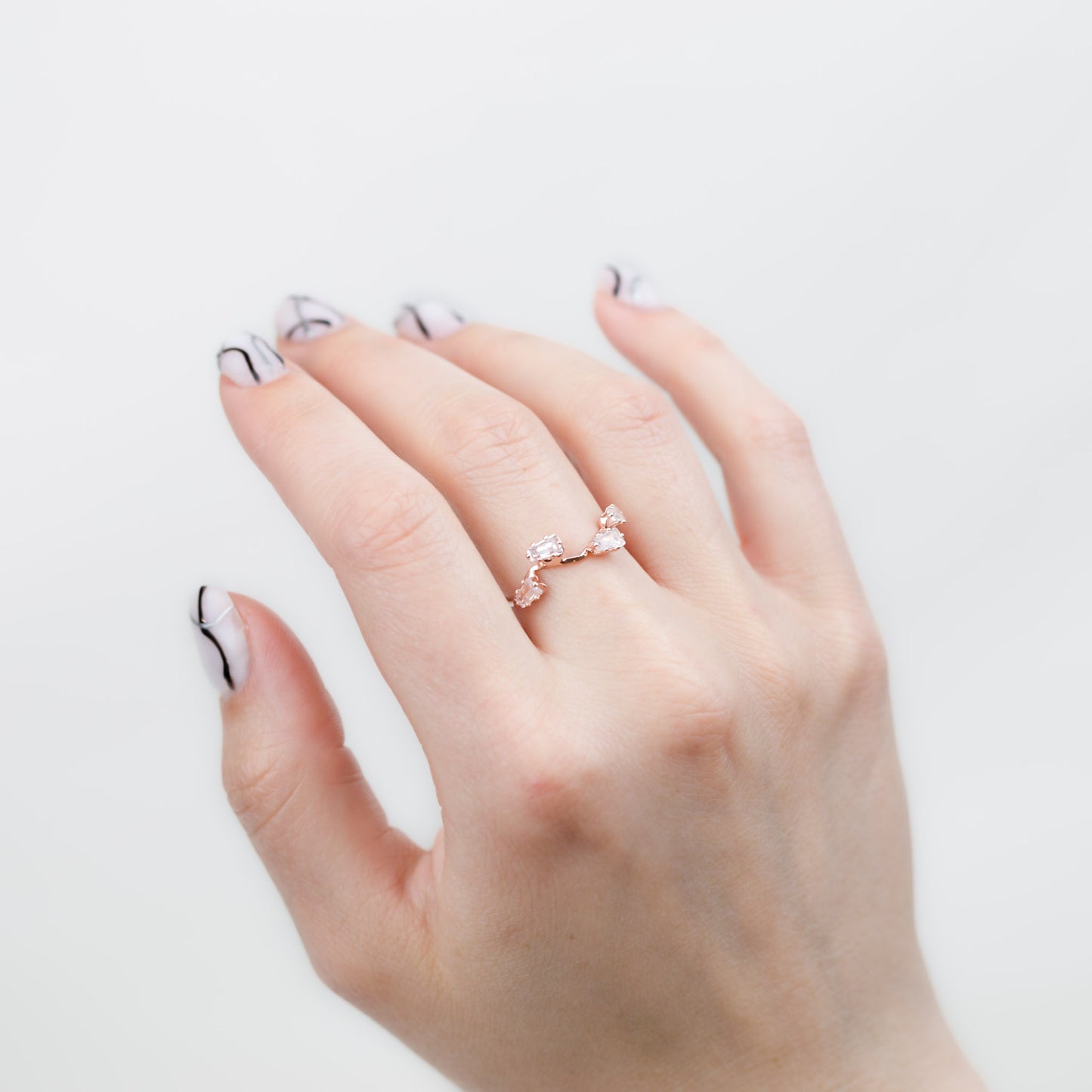 Inel ondulat cu pietre delicate - Auriu