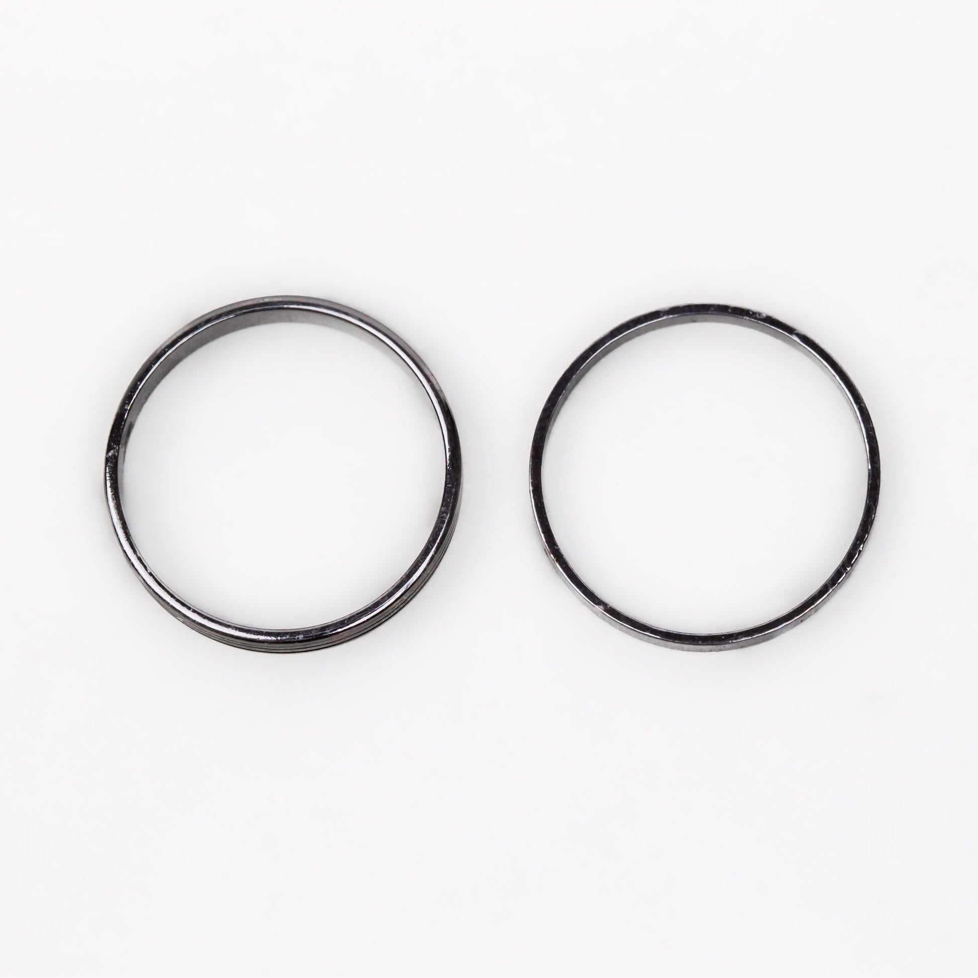 Inele simple în stil minimal cu striații, set 2 buc - Negru