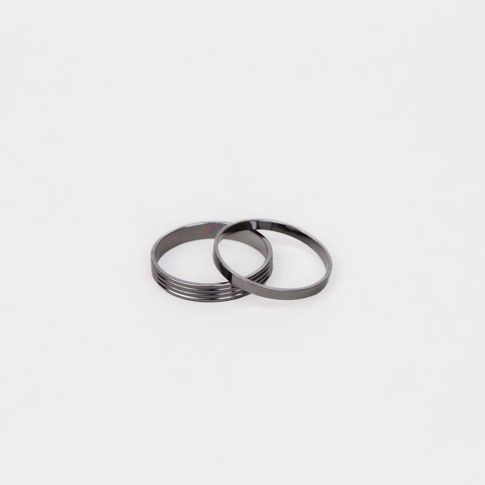 Inele simple în stil minimal cu striații, set 2 buc - Negru