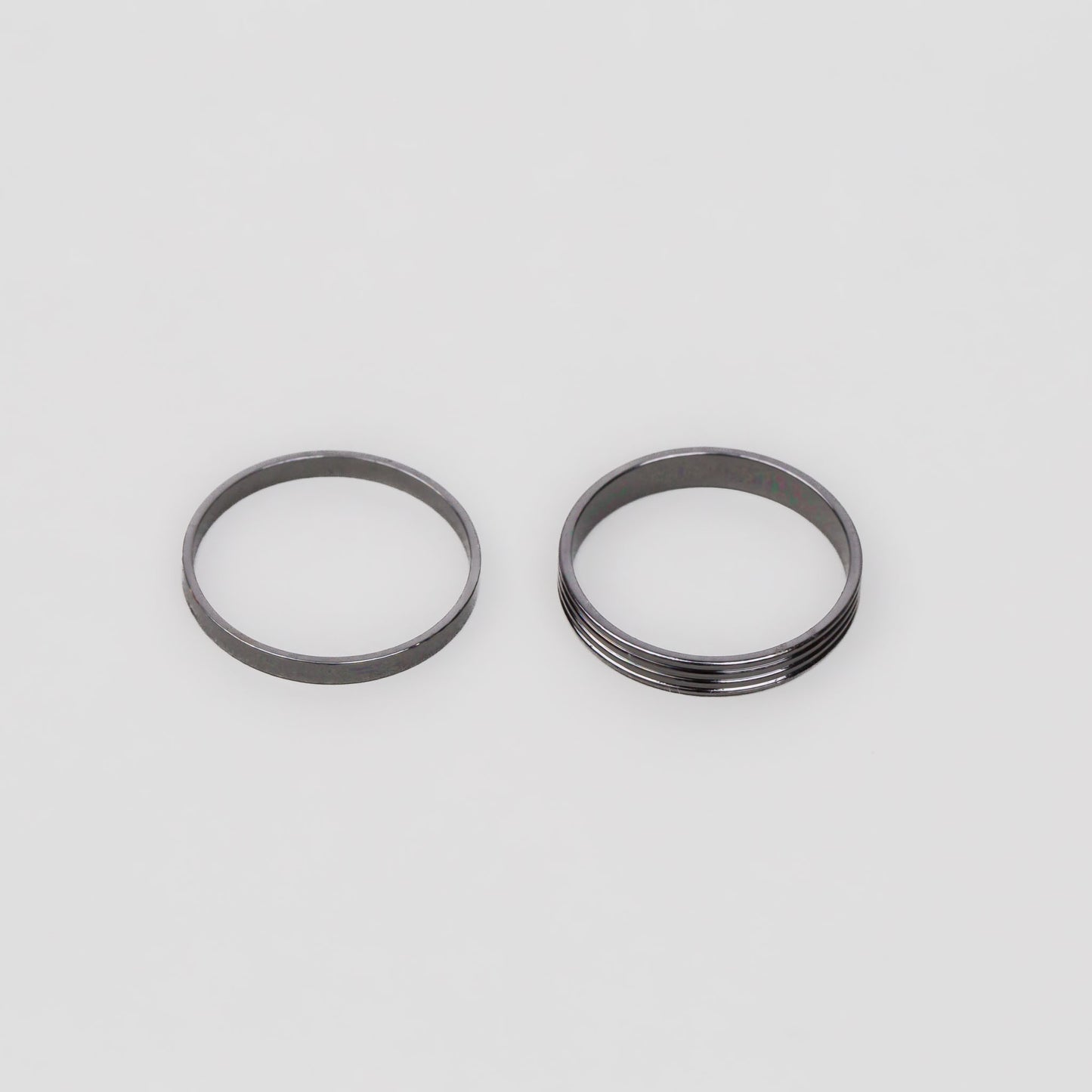 Inele simple în stil minimal cu striații, set 2 buc - Negru