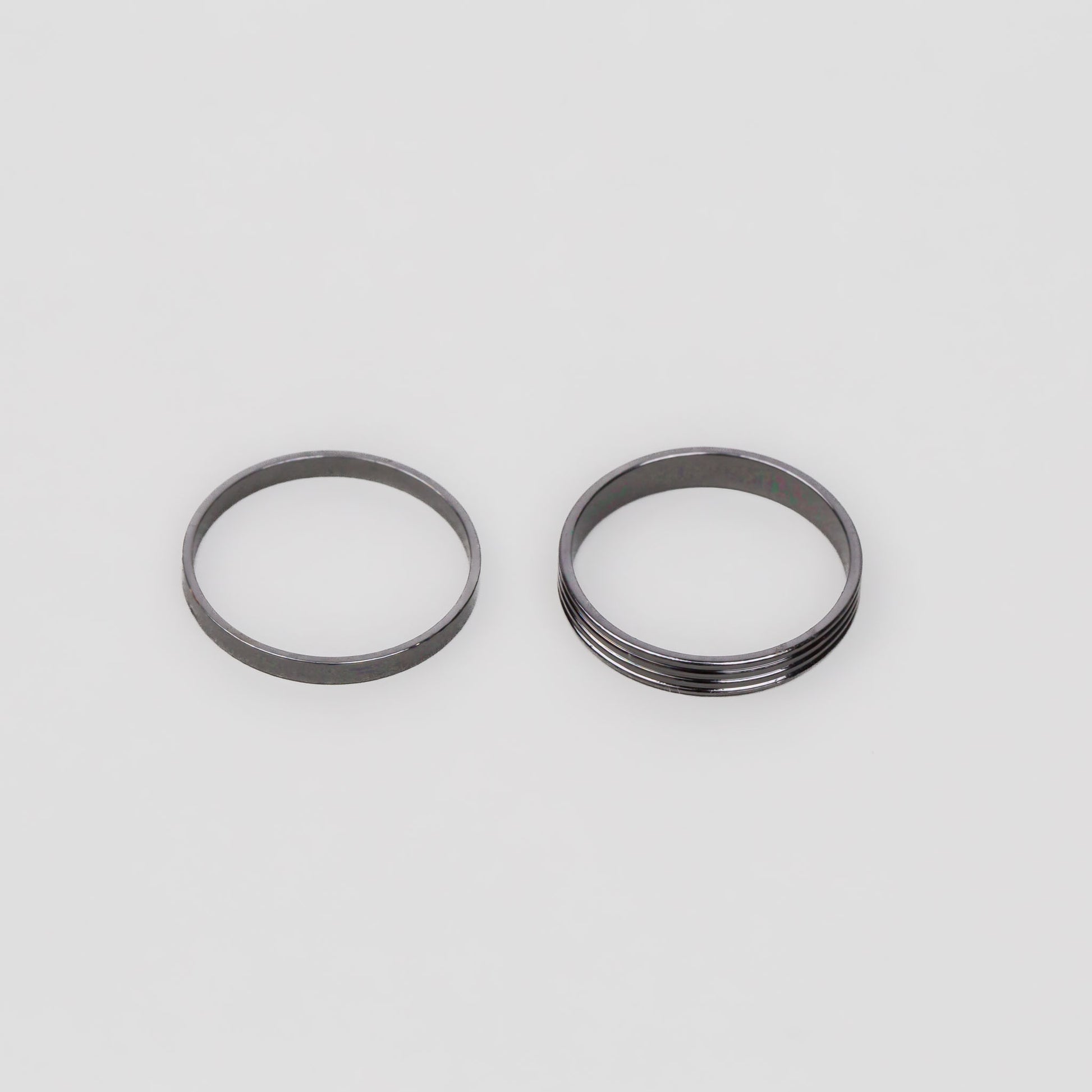 Inele simple în stil minimal cu striații, set 2 buc - Negru