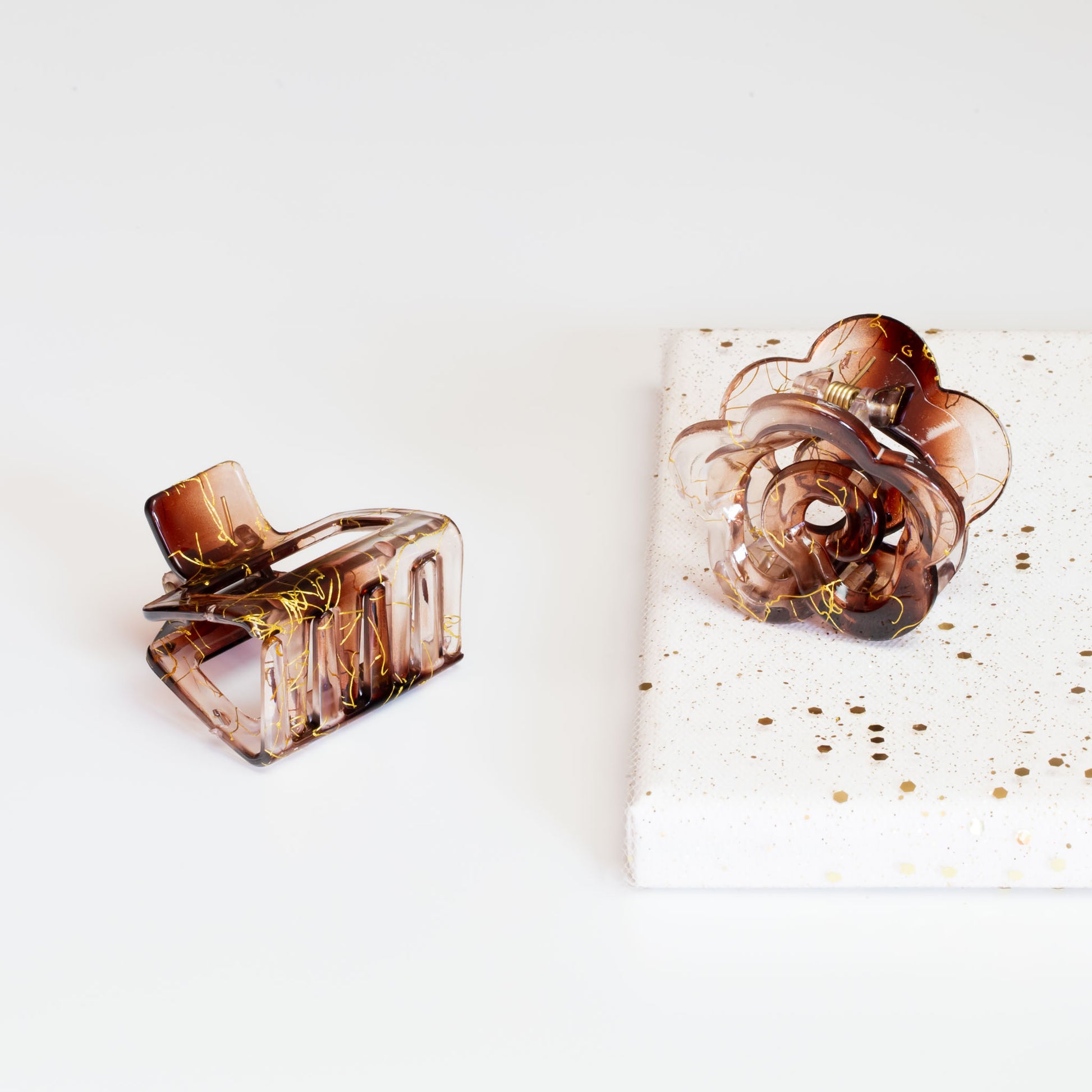 Set 2 clame păr beauty cu accente aurii, textură translucidă - Maro