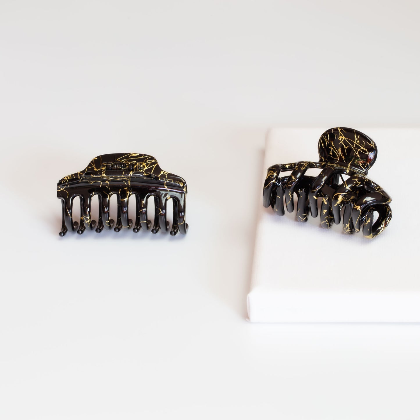 Set 2 clame păr cu accente aurii, textură lucioasă - Negru