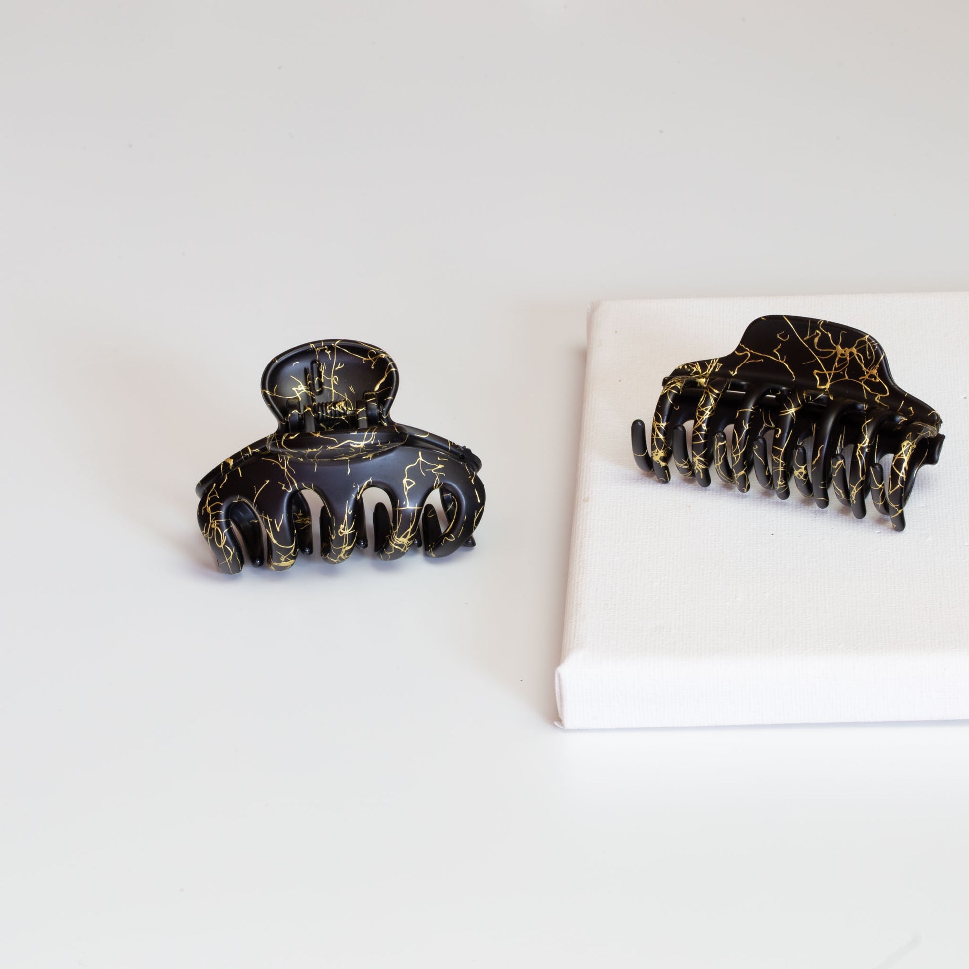 Set 2 clame păr cu accente aurii, textură mată - Negru