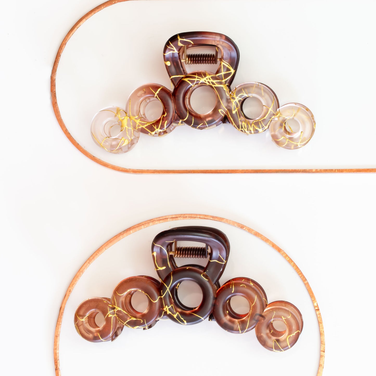 Set 2 clame păr mari cu cercuri și detalii aurii, textură mată - Maro