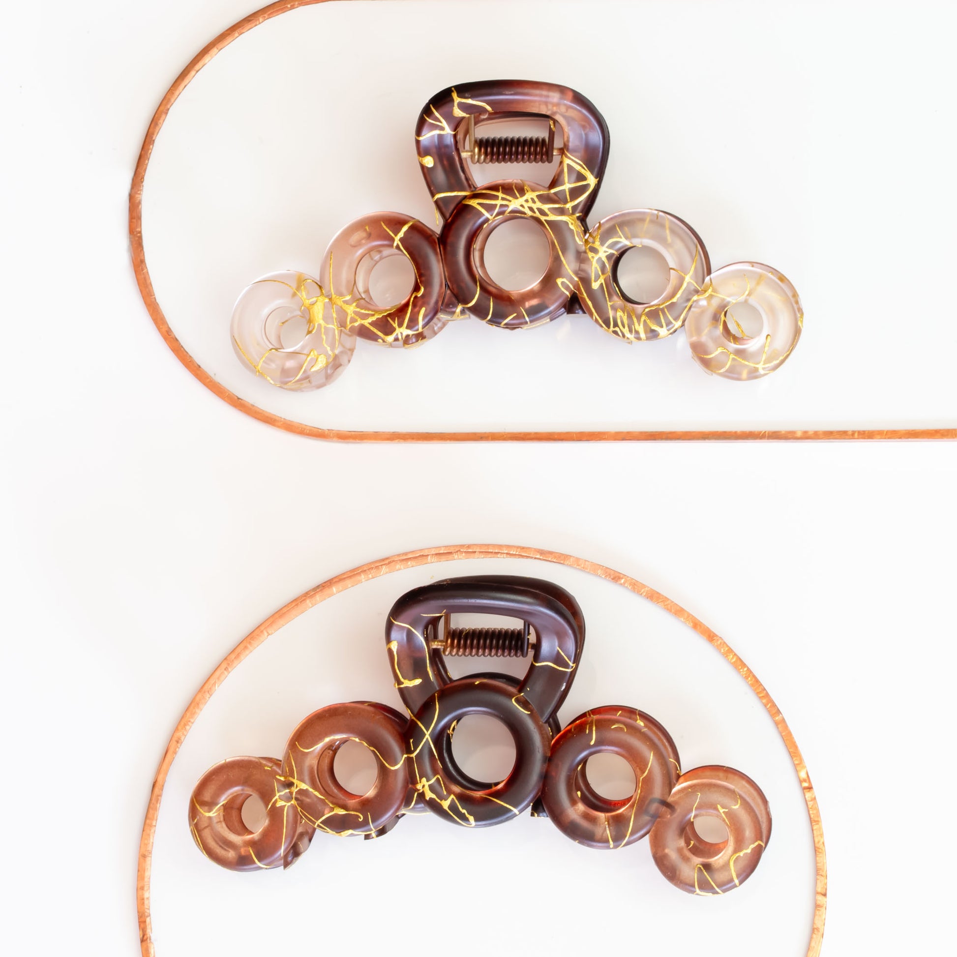 Set 2 clame păr mari cu cercuri și detalii aurii, textură mată - Maro