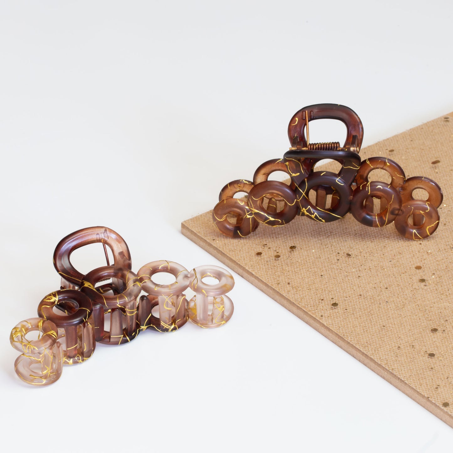 Set 2 clame păr mari cu cercuri și detalii aurii, textură mată - Maro