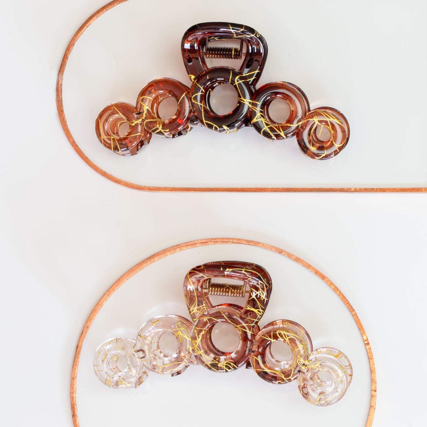 Set 2 clame păr mari cu cercuri și detalii aurii, textură translucidă - Maro