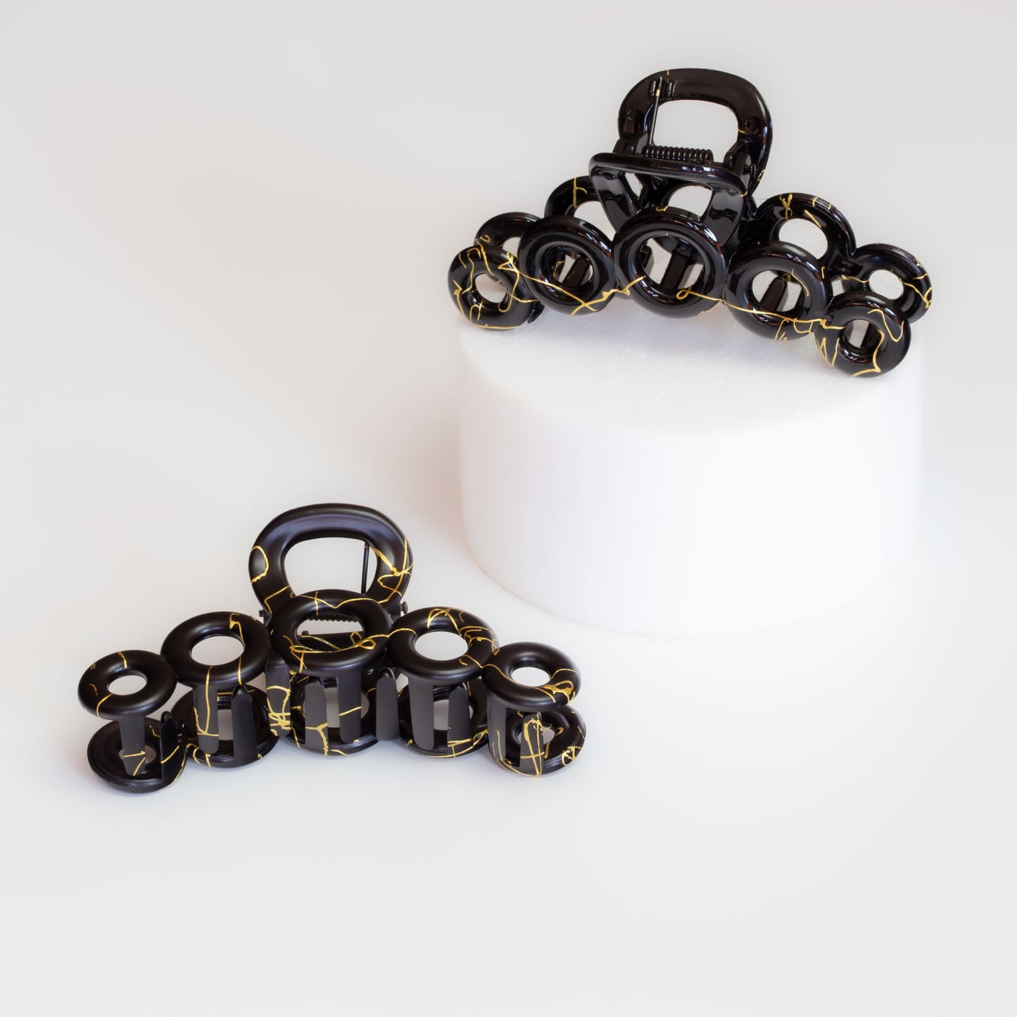 Set 2 clame păr mari cu cercuri și detalii aurii, texturi mixte - Negru