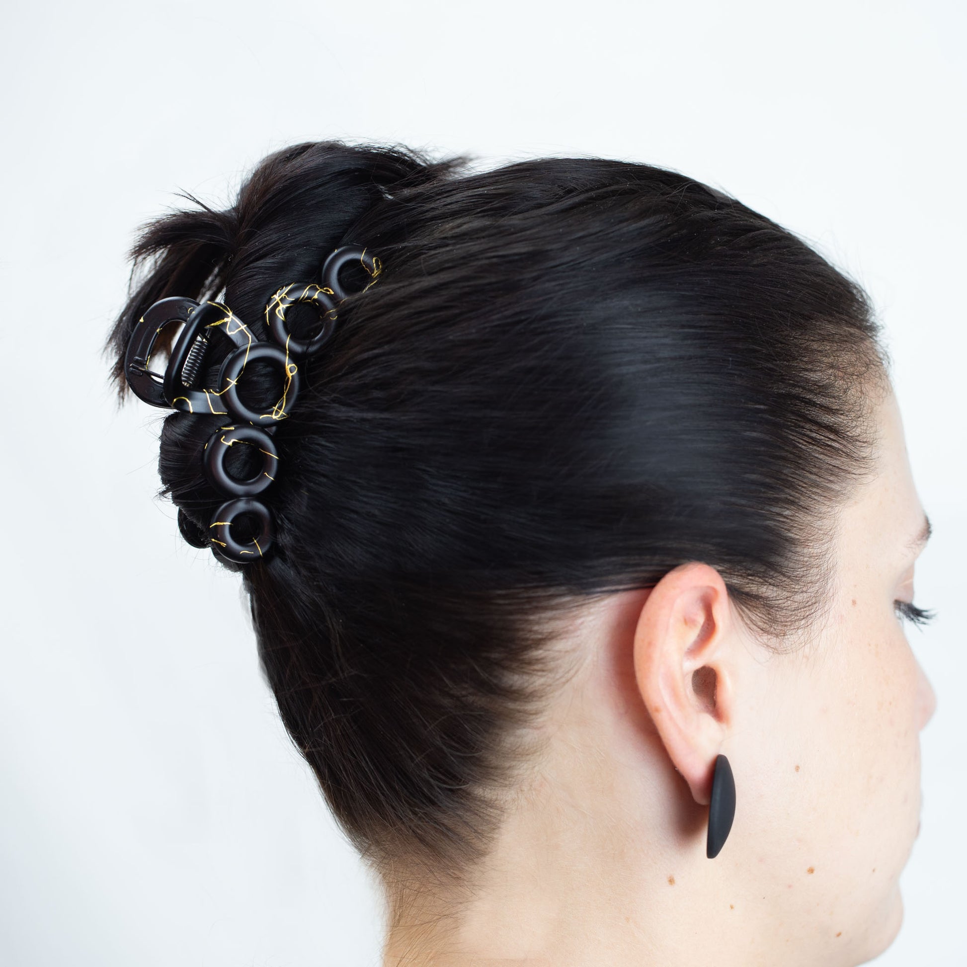 Set 2 clame păr mari cu cercuri și detalii aurii, texturi mixte - Negru