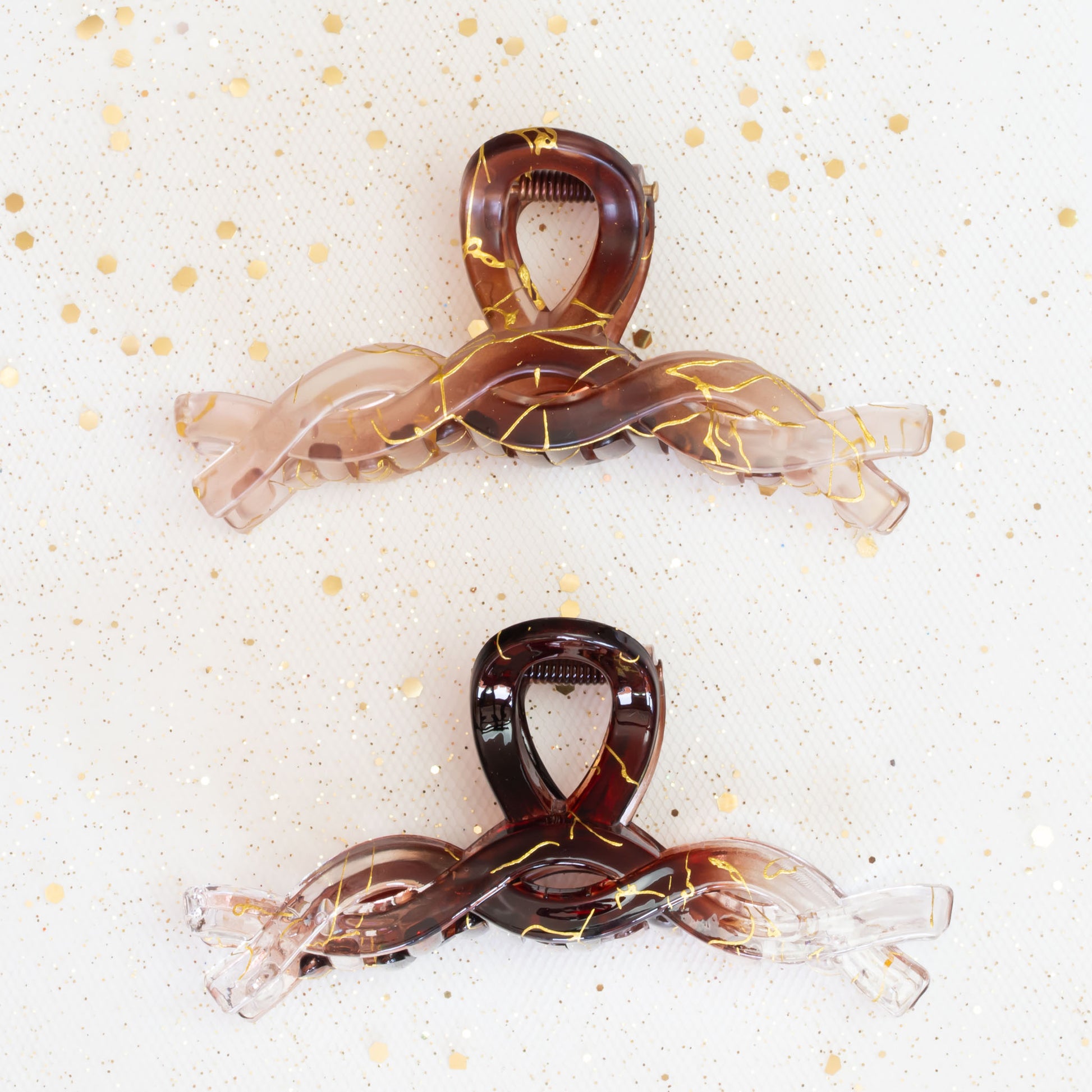 Set 2 clame păr mari cu formă împletită și detalii aurii, texturi mixte - Caramel