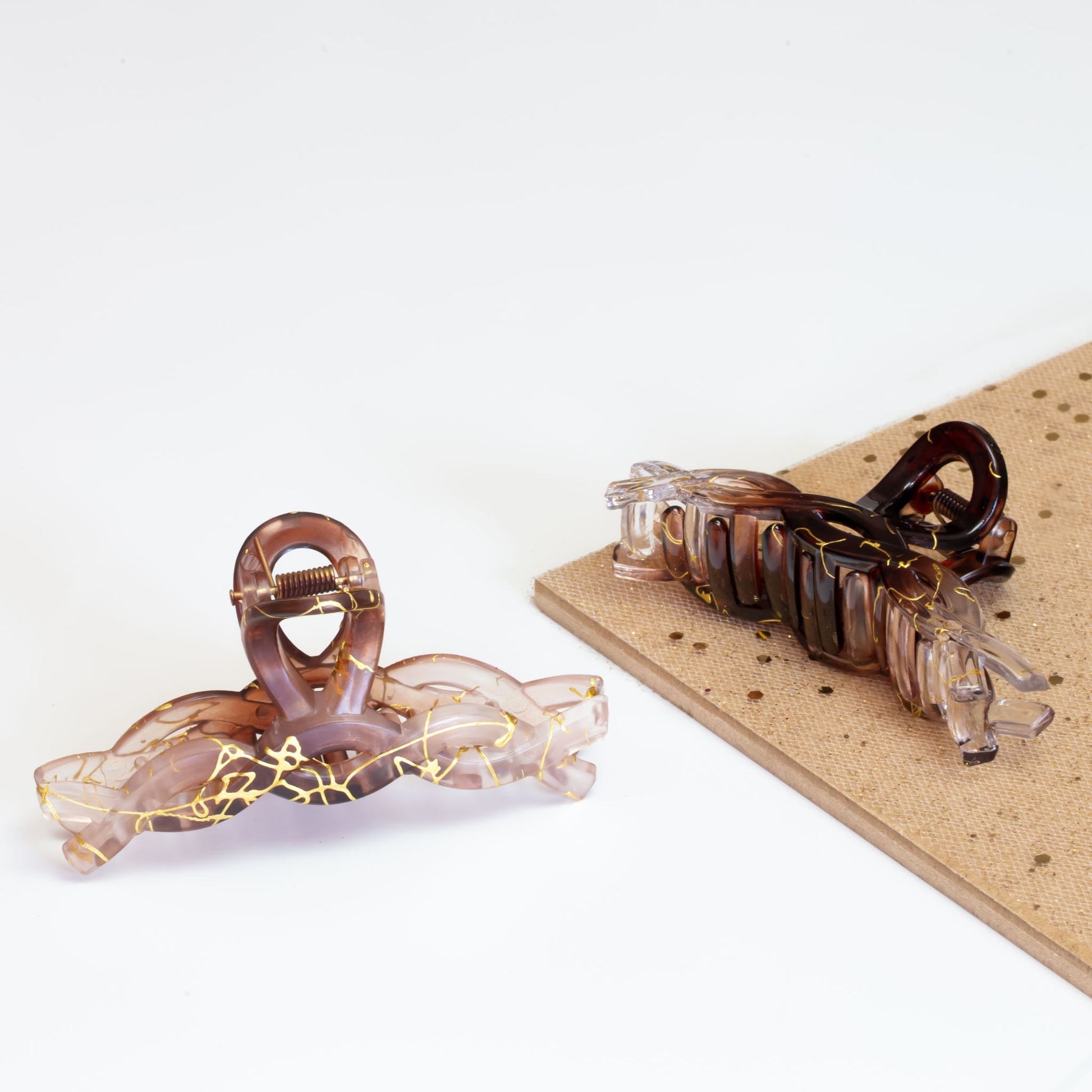 Set 2 clame păr mari cu formă împletită și detalii aurii, texturi mixte - Caramel