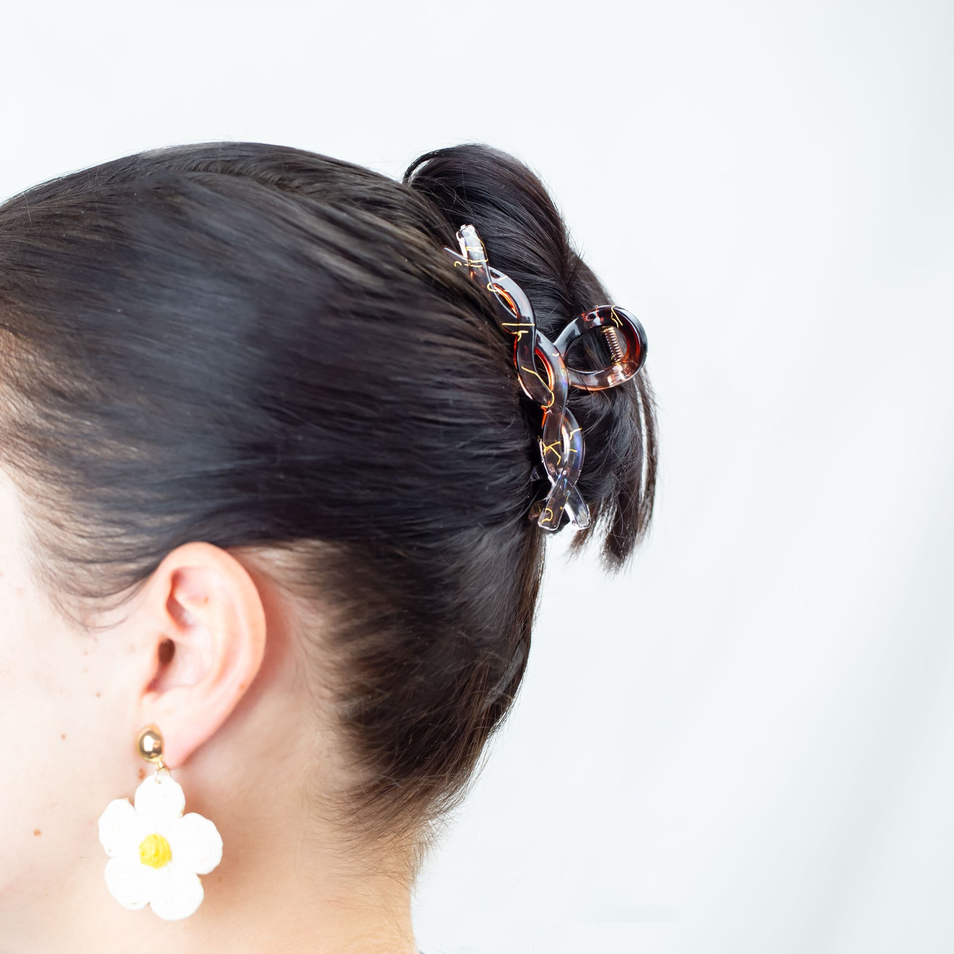 Set 2 clame păr mari cu formă împletită și detalii aurii, texturi mixte - Caramel