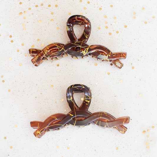 Set 2 clame păr mari cu formă împletită și detalii aurii, texturi mixte - Maro