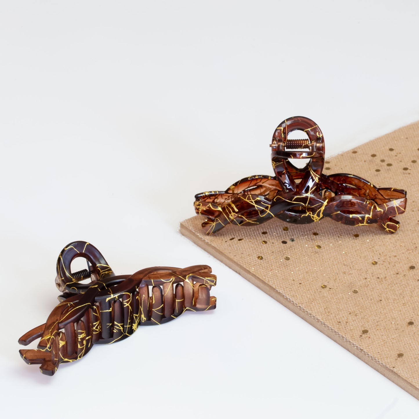 Set 2 clame păr mari cu formă împletită și detalii aurii, texturi mixte - Maro