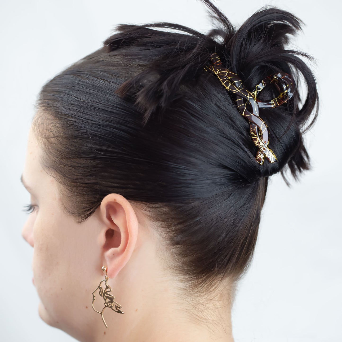 Set 2 clame păr mari cu formă împletită și detalii aurii, texturi mixte - Maro