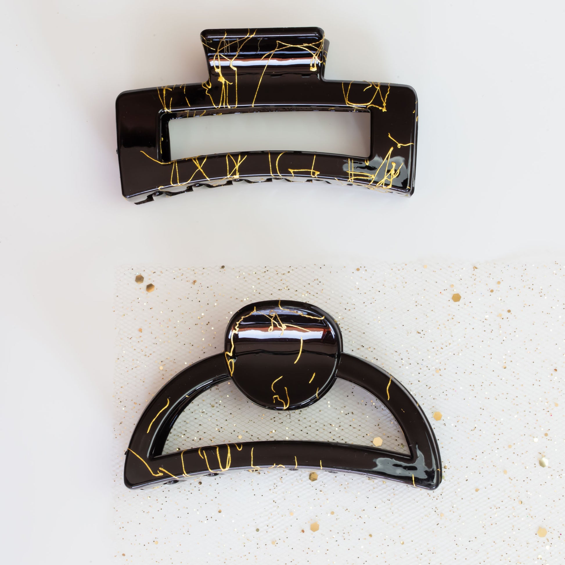 Set 2 clame păr mari cu forme geometrice și detalii aurii, textură lucioasă - Negru