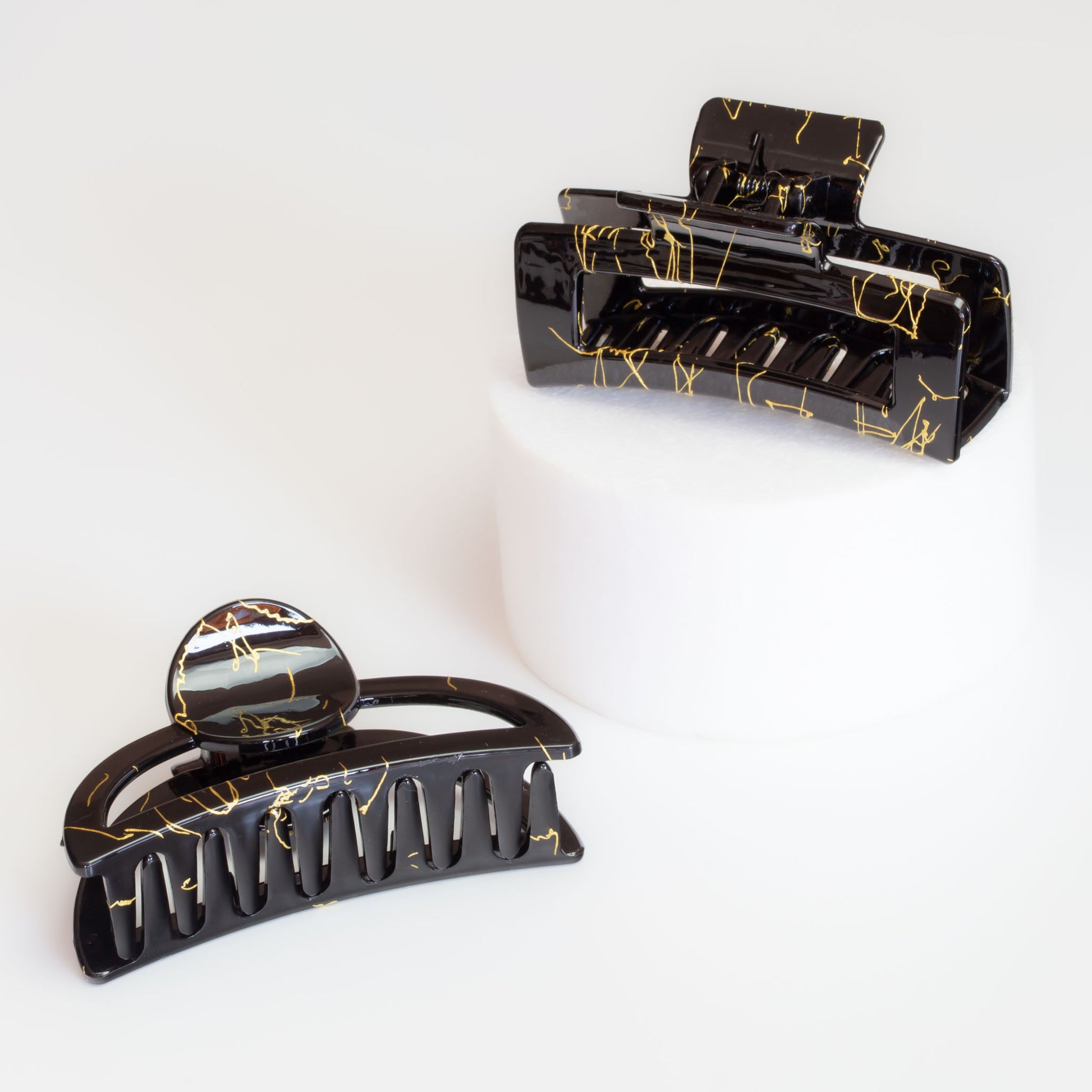 Set 2 clame păr mari cu forme geometrice și detalii aurii, textură lucioasă - Negru