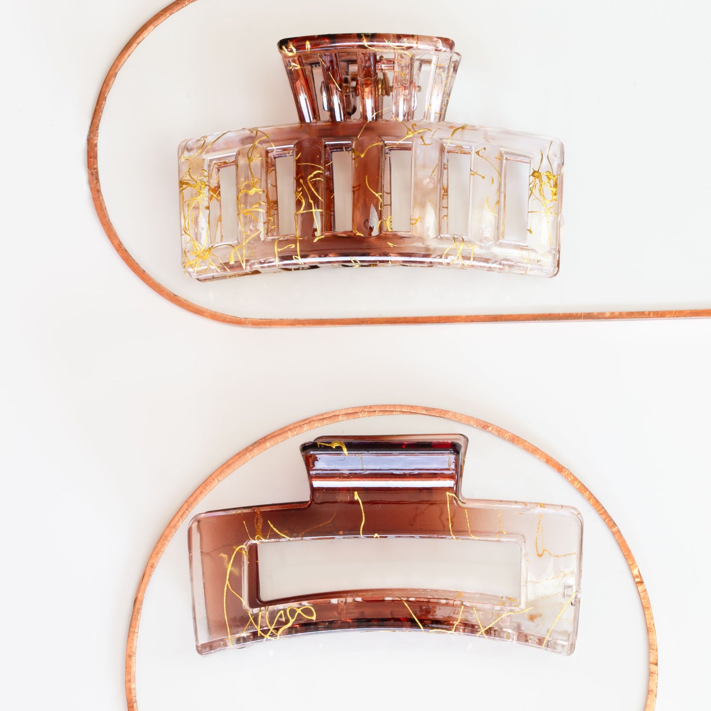 Set 2 clame păr mari dreptunghiulare cu accente aurii, textură translucidă - Caramel
