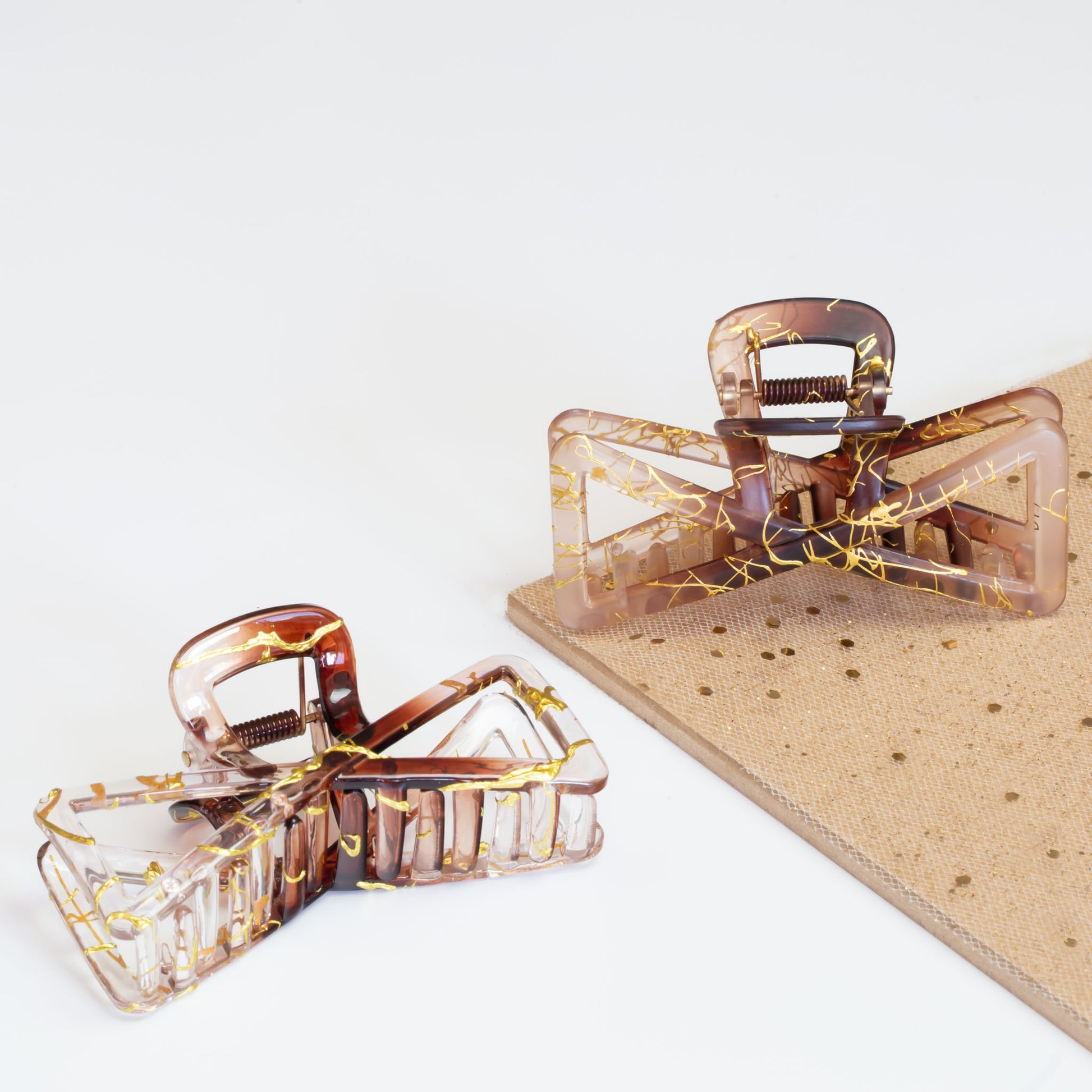 Set 2 clame păr mari symmetry cu detalii aurii, texturi mixte - Caramel