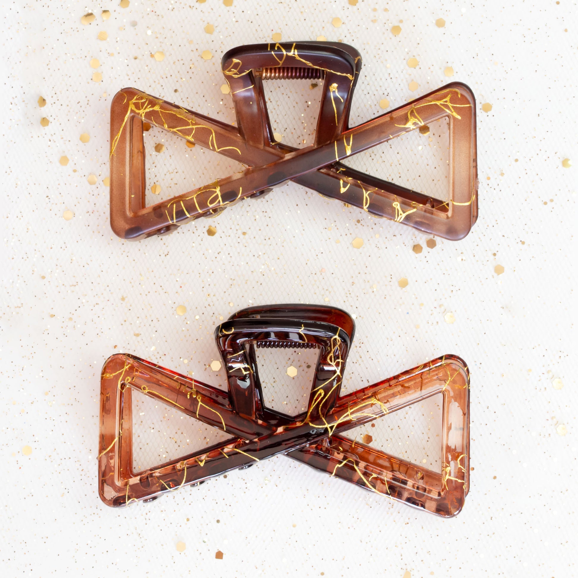Set 2 clame păr mari symmetry cu detalii aurii, texturi mixte - Maro