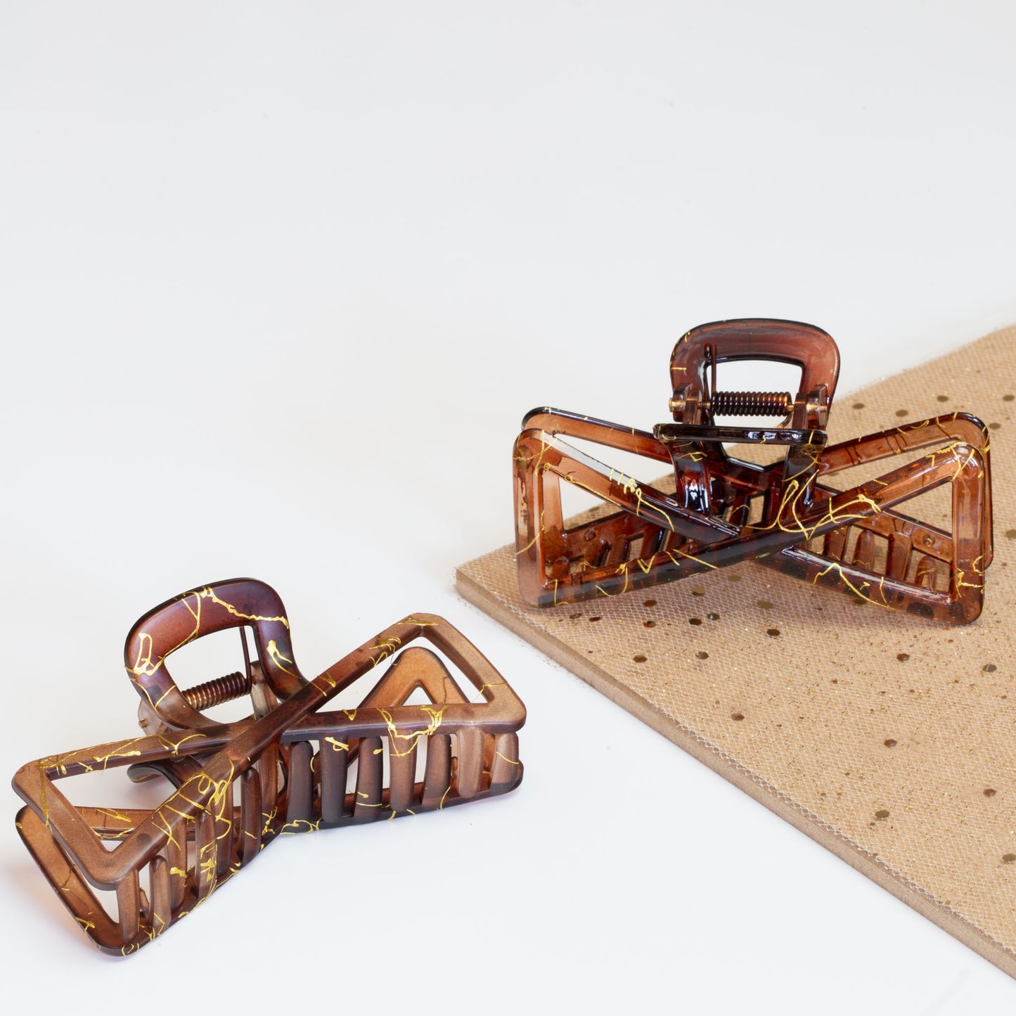 Set 2 clame păr mari symmetry cu detalii aurii, texturi mixte - Maro