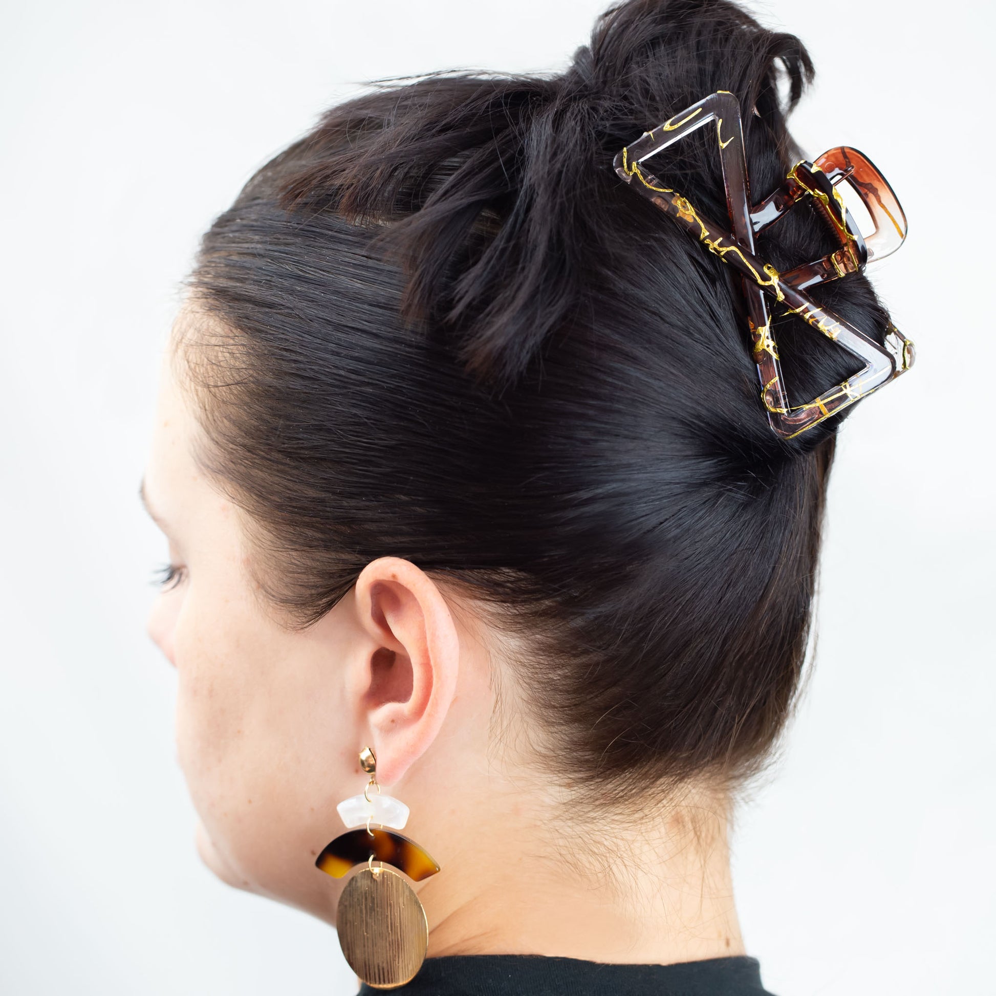 Set 2 clame păr mari symmetry cu detalii aurii, texturi mixte - Maro