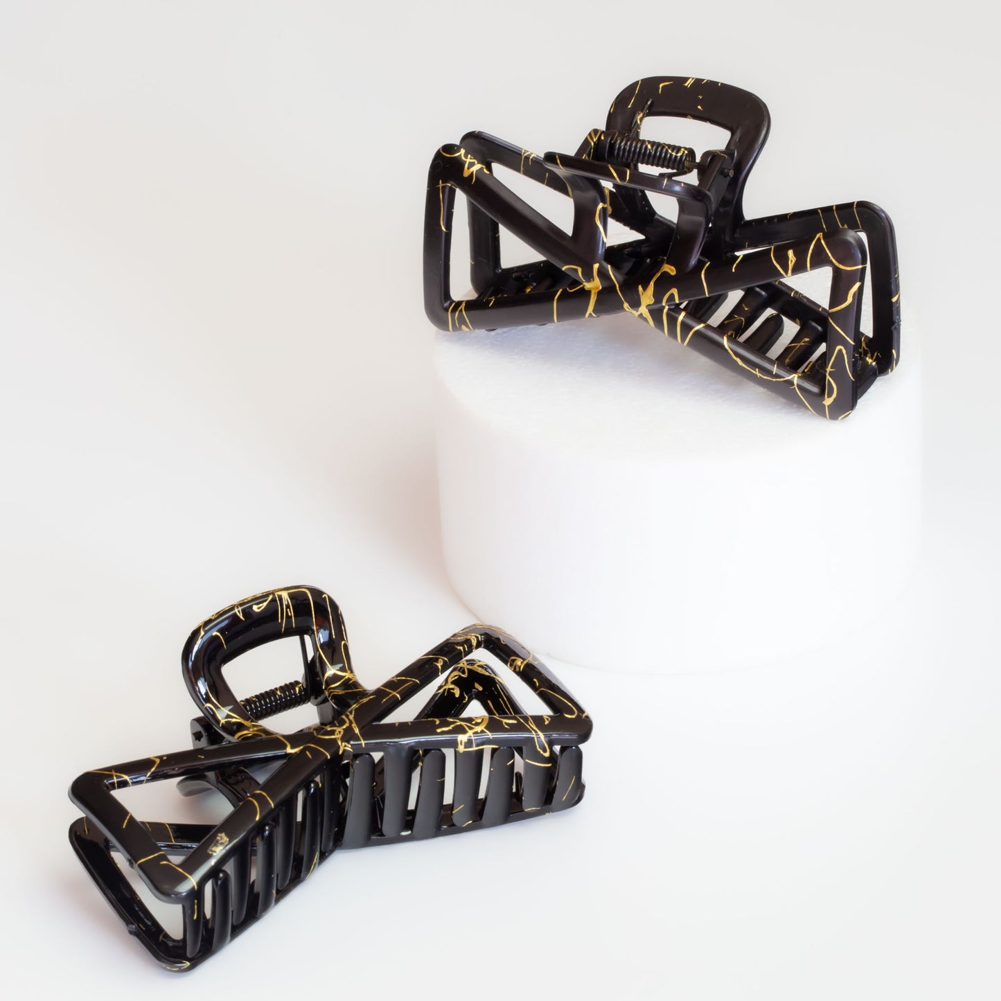 Set 2 clame păr mari symmetry cu detalii aurii, texturi mixte - Negru