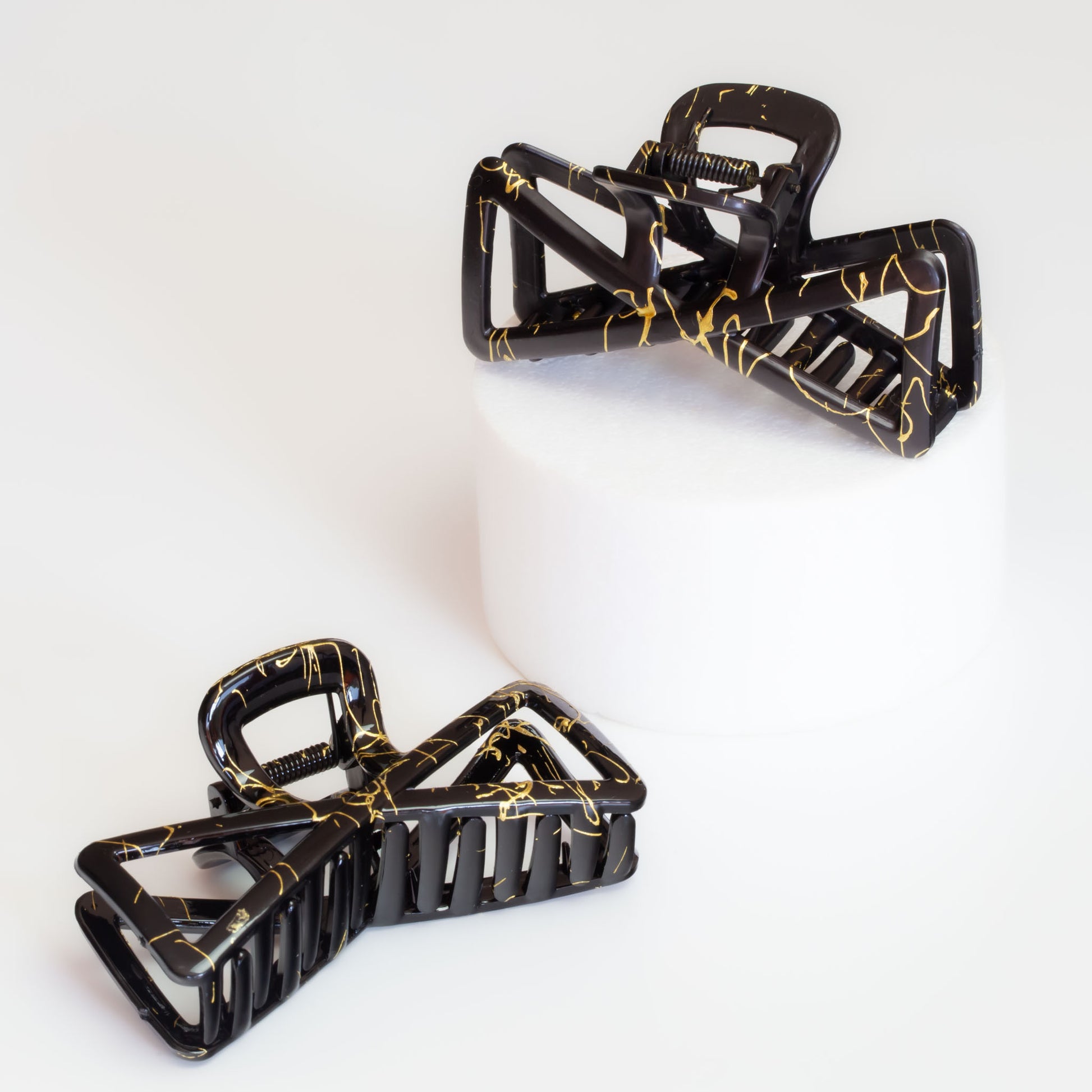 Set 2 clame păr mari symmetry cu detalii aurii, texturi mixte - Negru