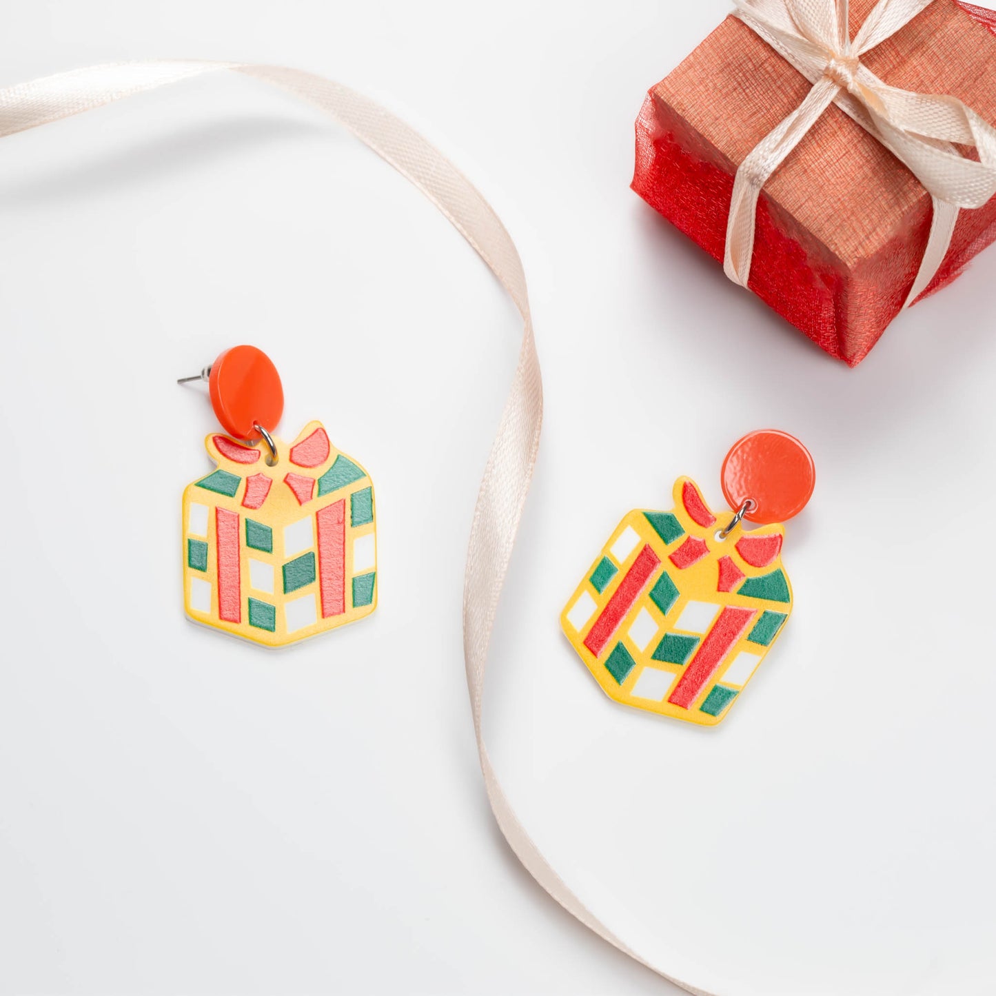 Set cercei cu motive de Crăciun, clopoței & cadou, 3 perechi