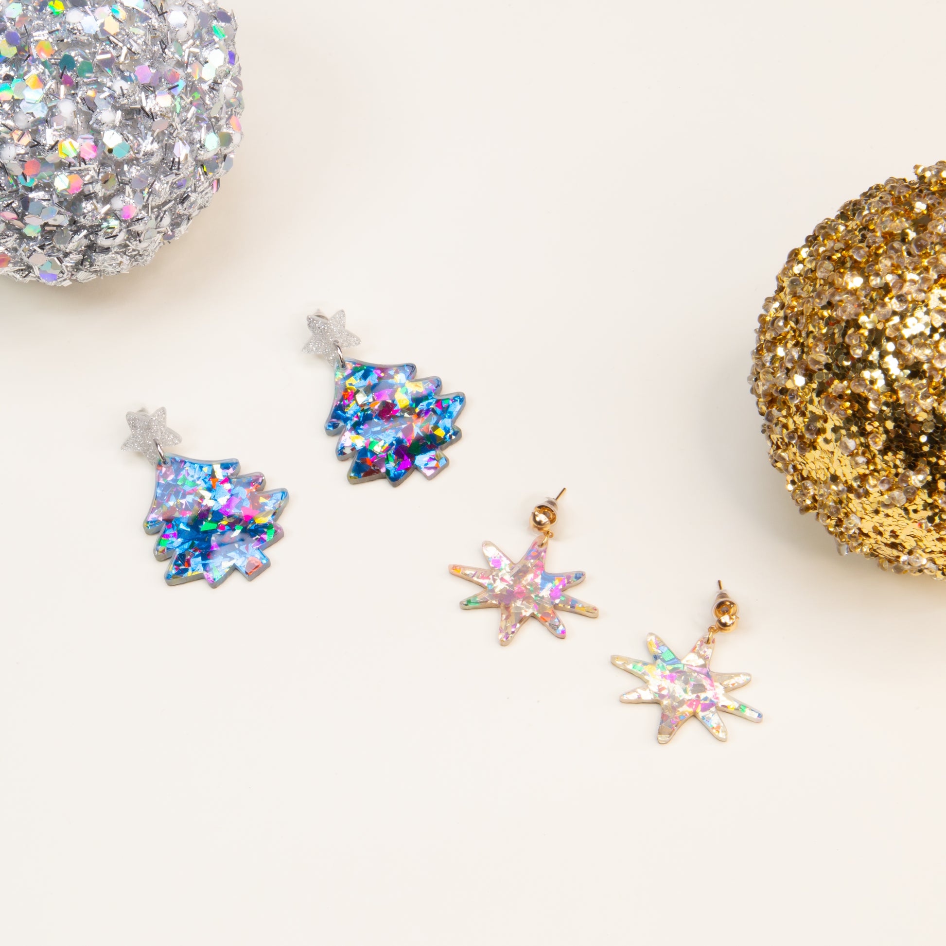 Set cercei cu motive de Crăciun Confetti Christmas, 2 perechi - Auriu, Albastru