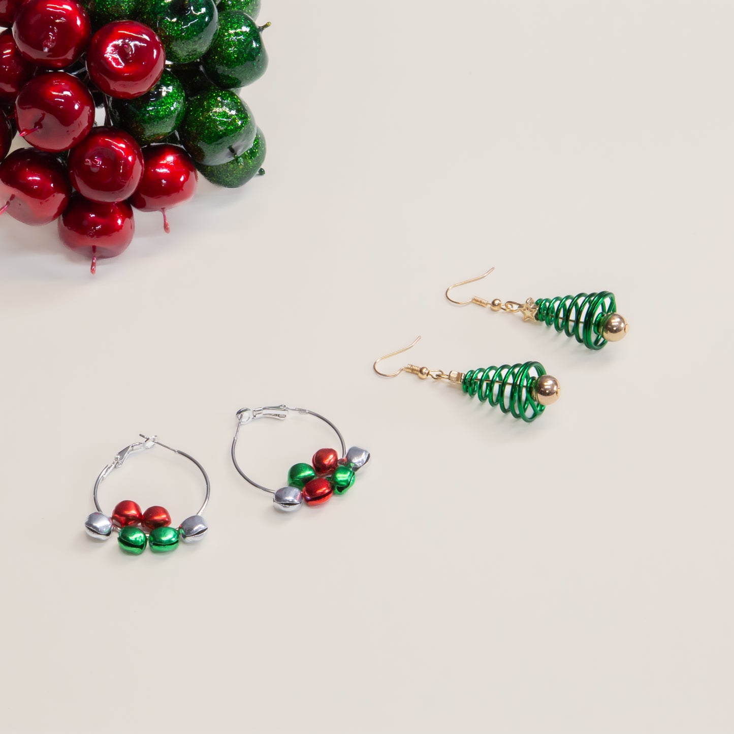 Set cercei cu motive de Crăciun Joyful Jingle, 2 perechi - Verde, Roșu