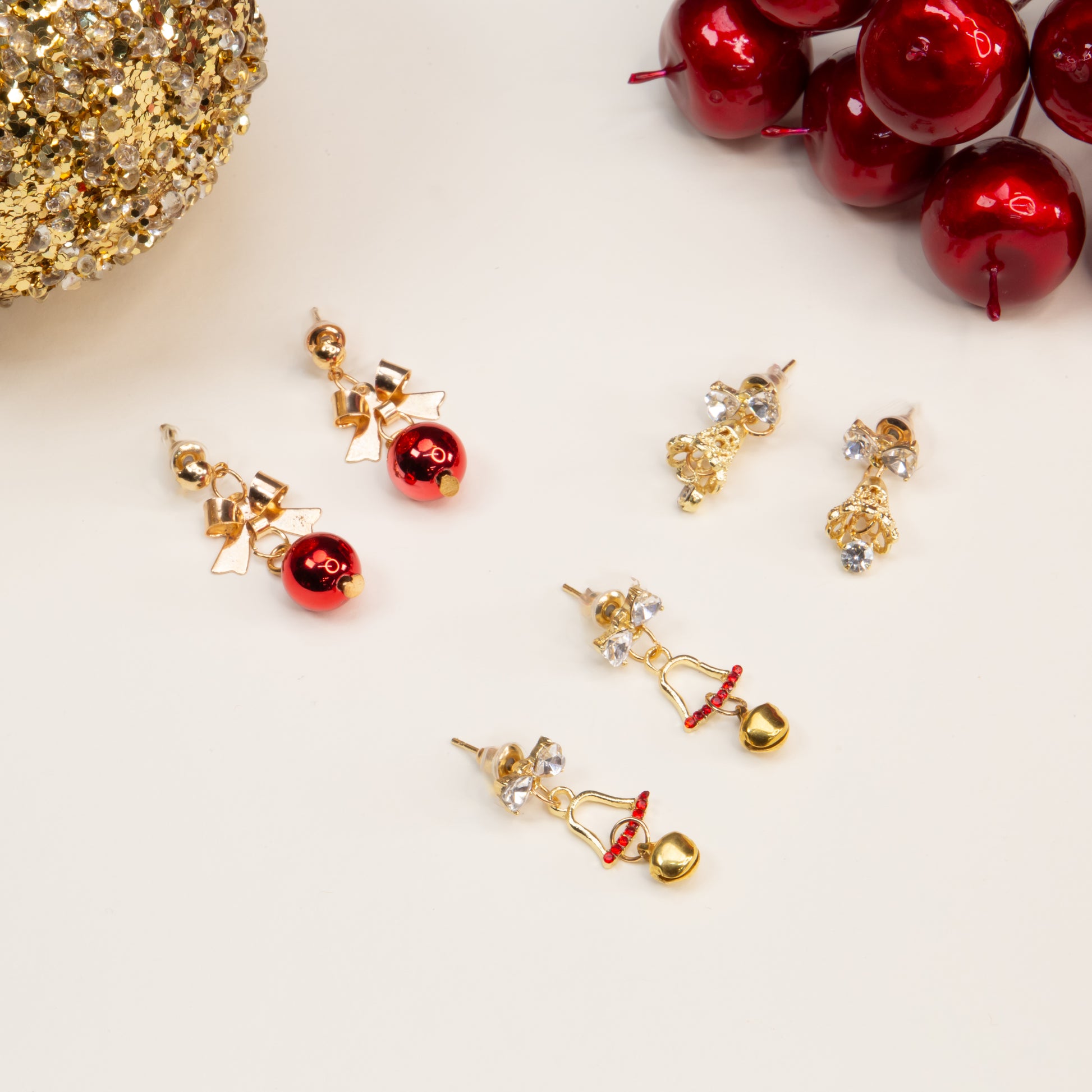 Set cercei cu motive de Crăciun Merry Bells, 3 perechi - Roșu, Auriu