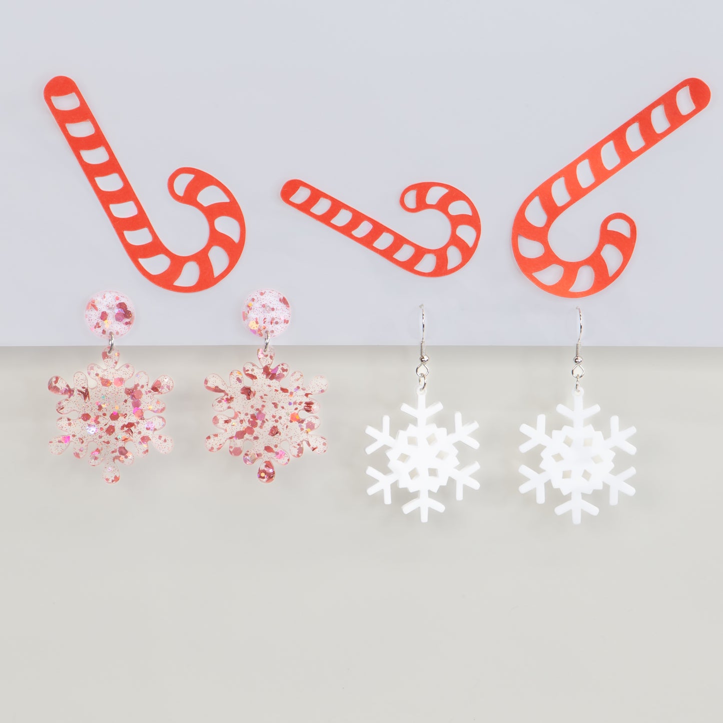 Set cercei cu motive de Crăciun Snowflake Duo, 2 perechi - Alb, Roz