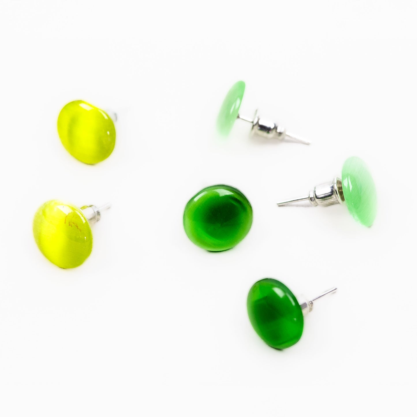 Set cercei mici tip buton cu textură fină sidefată, 3 perechi - Verde Mix