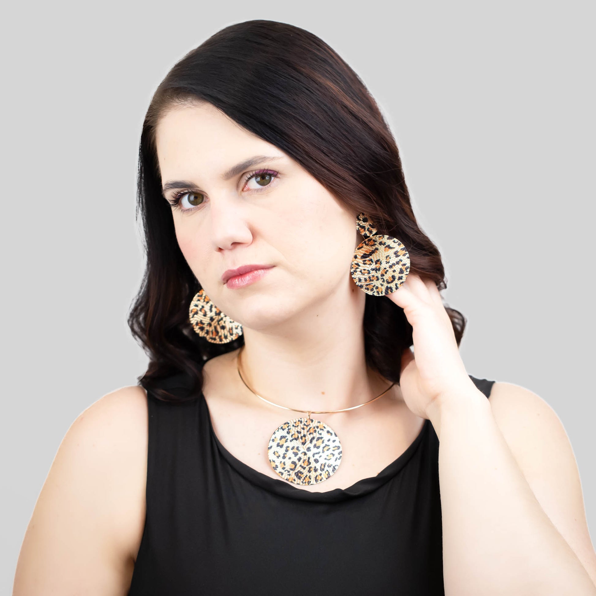 Set colier cercei cu cercuri mari și animal print - Auriu