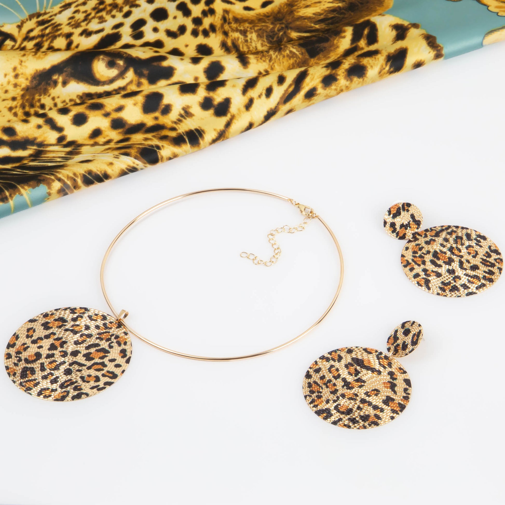 Set colier cercei cu cercuri mari și animal print - Auriu