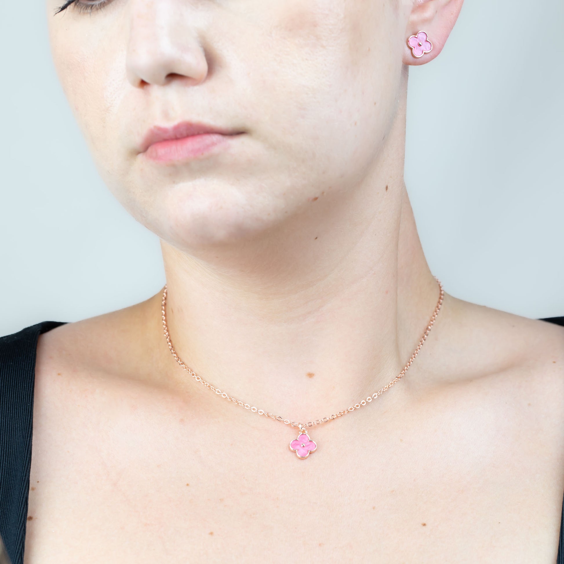 Set colier cercei cu pandantiv floare sidefată roz