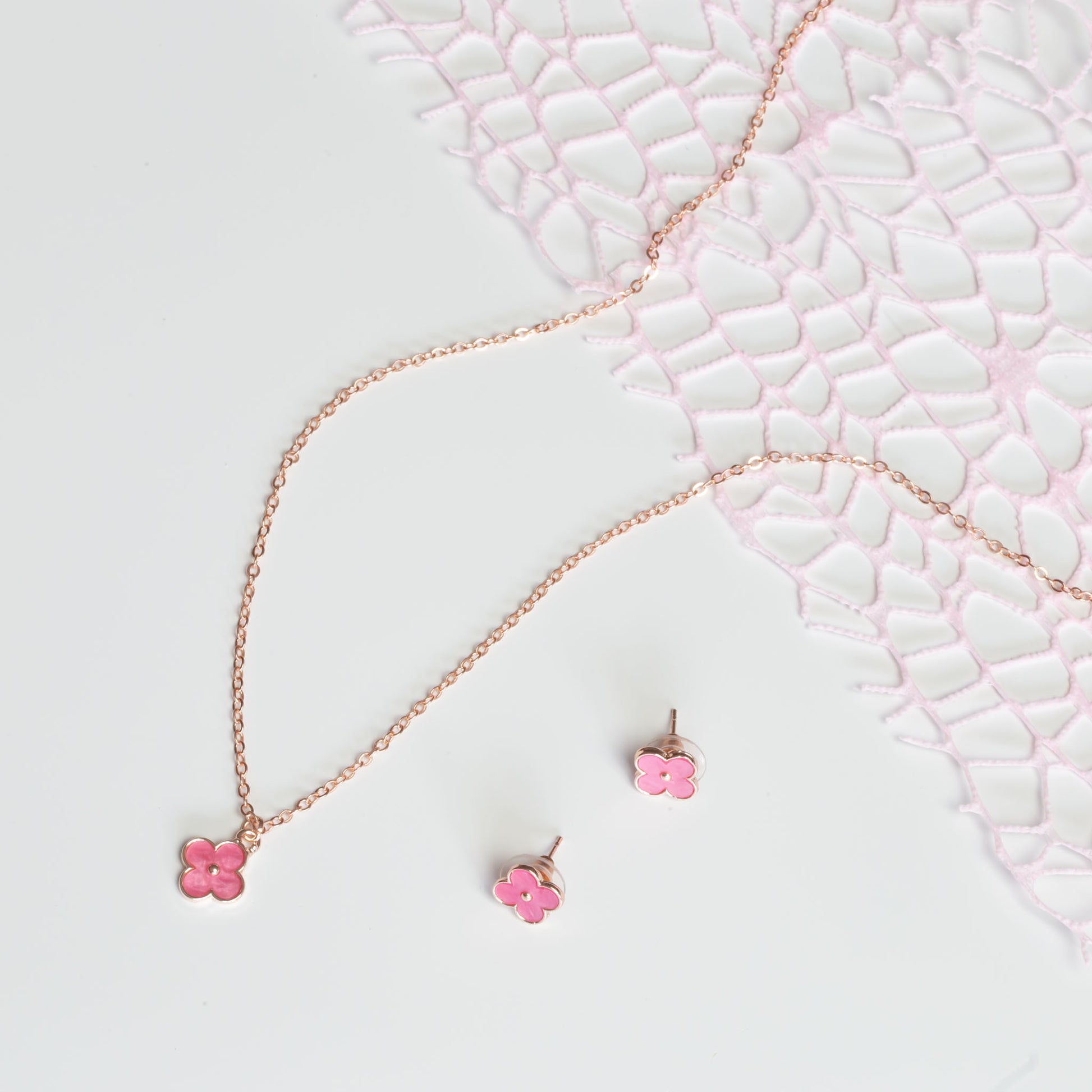 Set colier cercei cu pandantiv floare sidefată roz