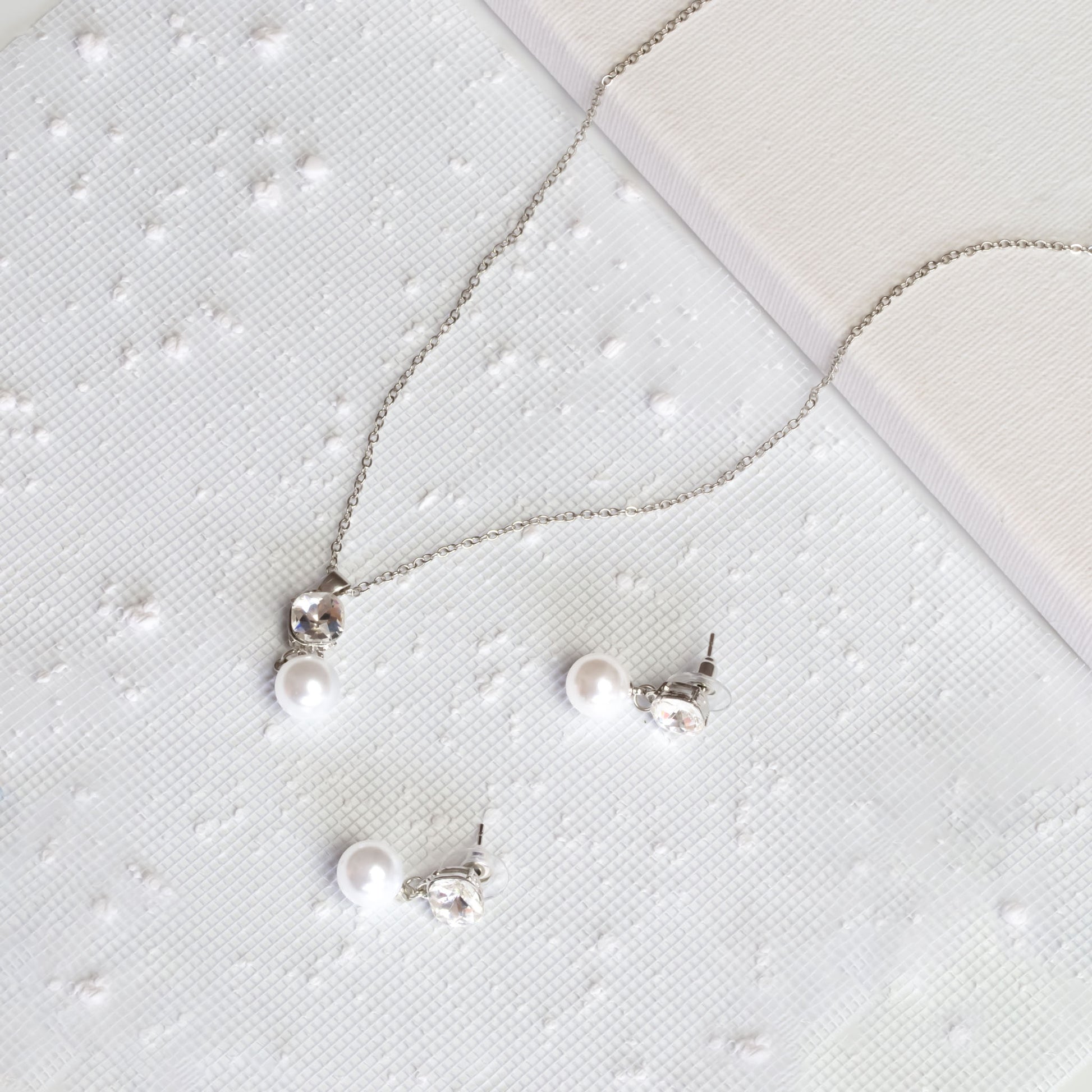 Set colier cercei cu perle și pietre